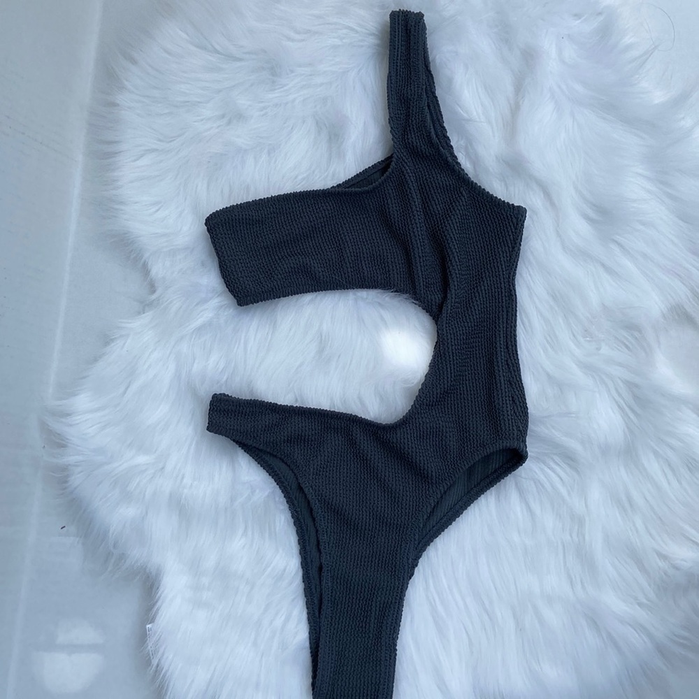 New GUESS Cutout One-Piece Swimsuit XS/S